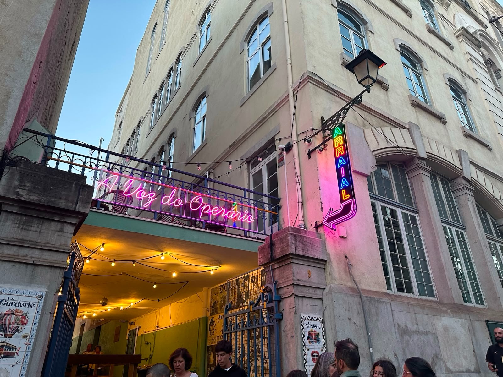 Letreiro neon personalizado atrás de um balcão de bar