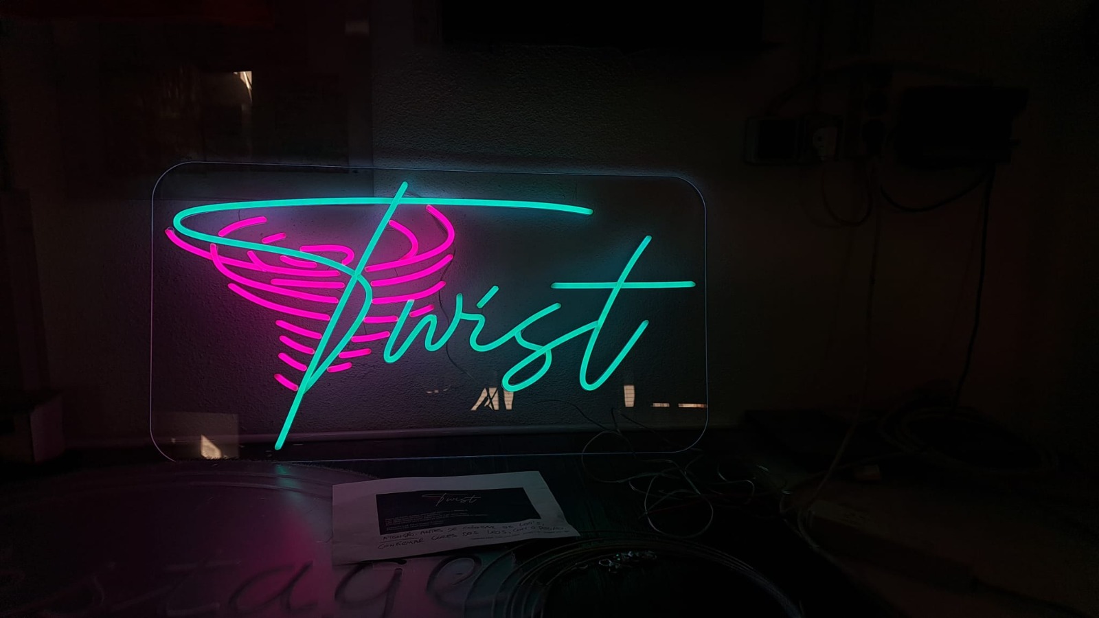 Letreiro decorativo neon LED em espaço de loja