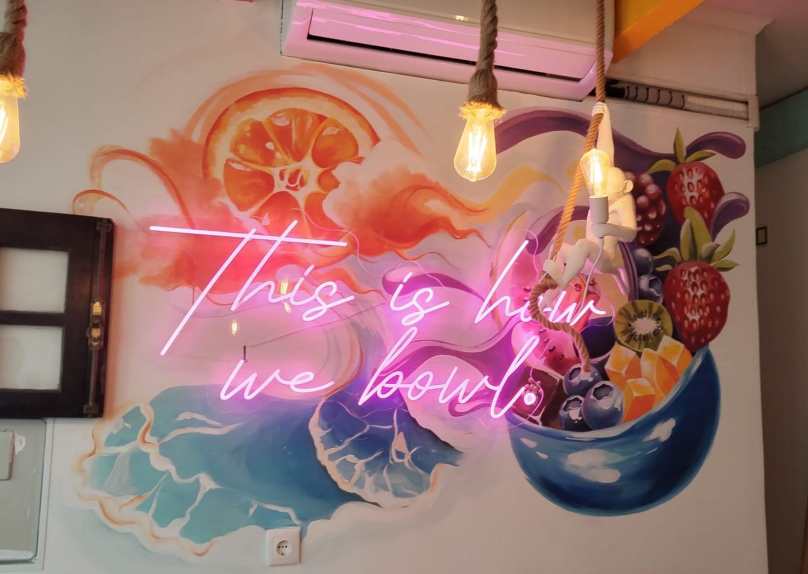 Letreiro neon de parede criando ambiente num espaço de marca