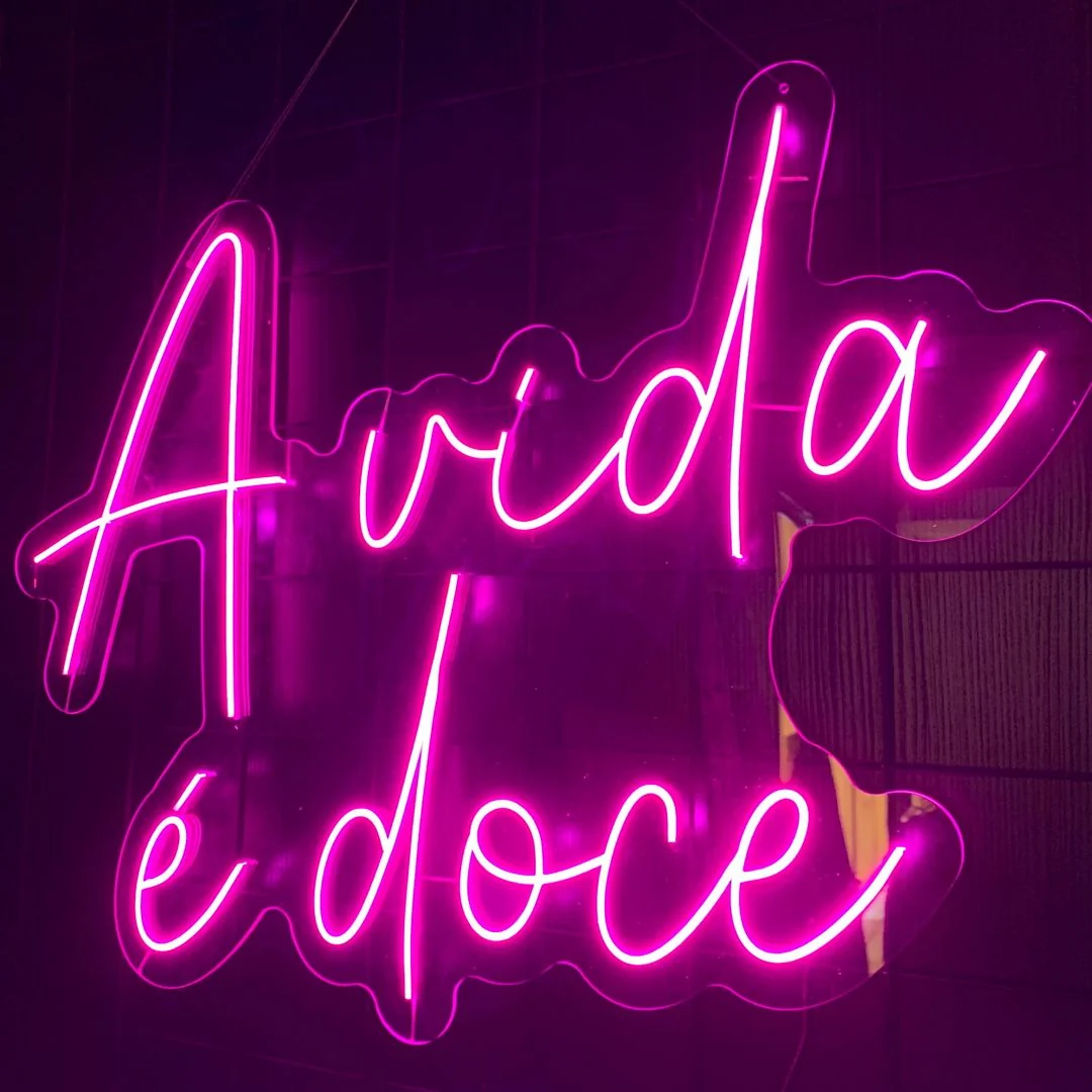 Letreiro neon 'A vida é doce' em português para casamento