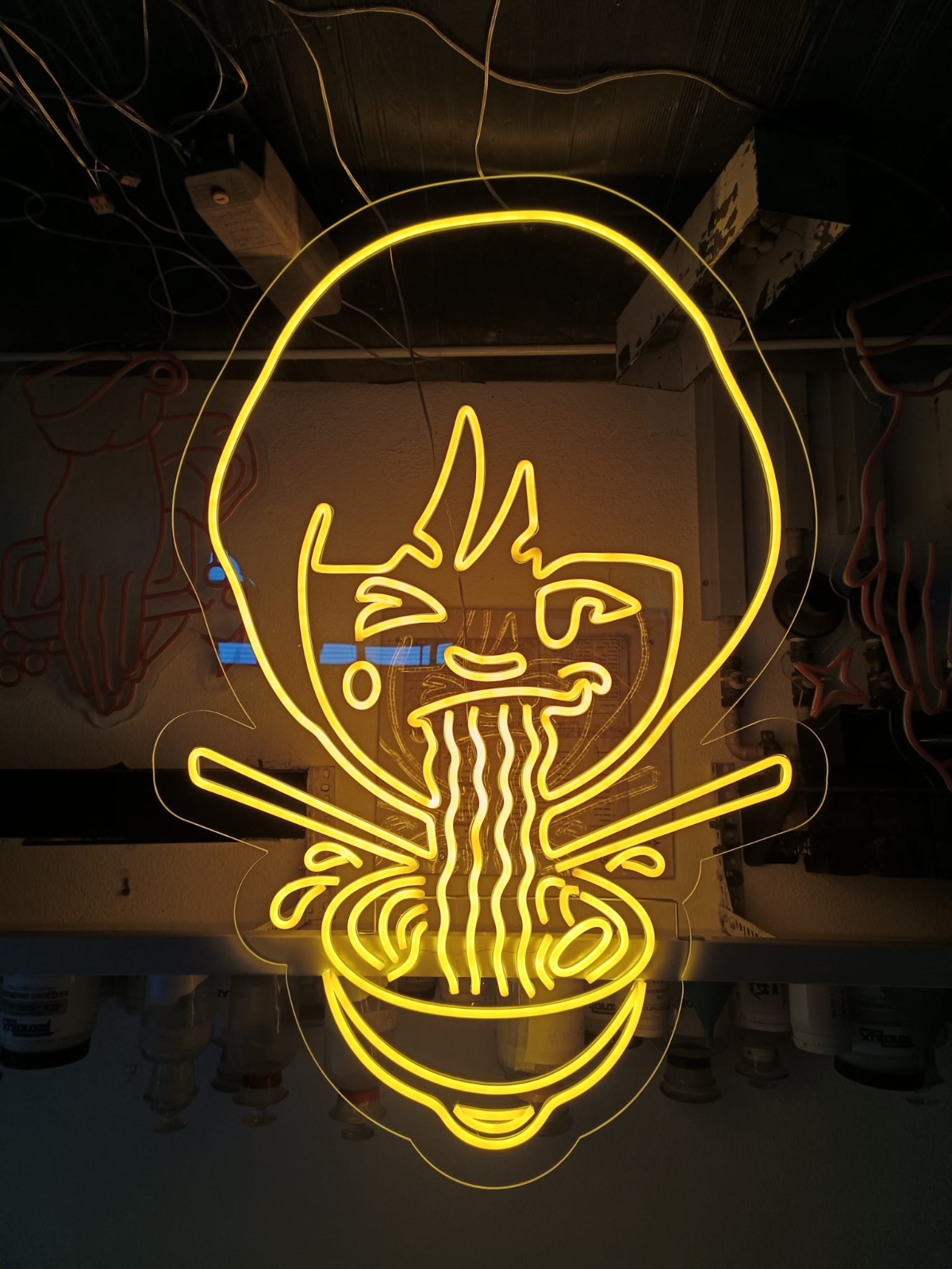 Letreiro neon personalizado com estética anime para estúdio
