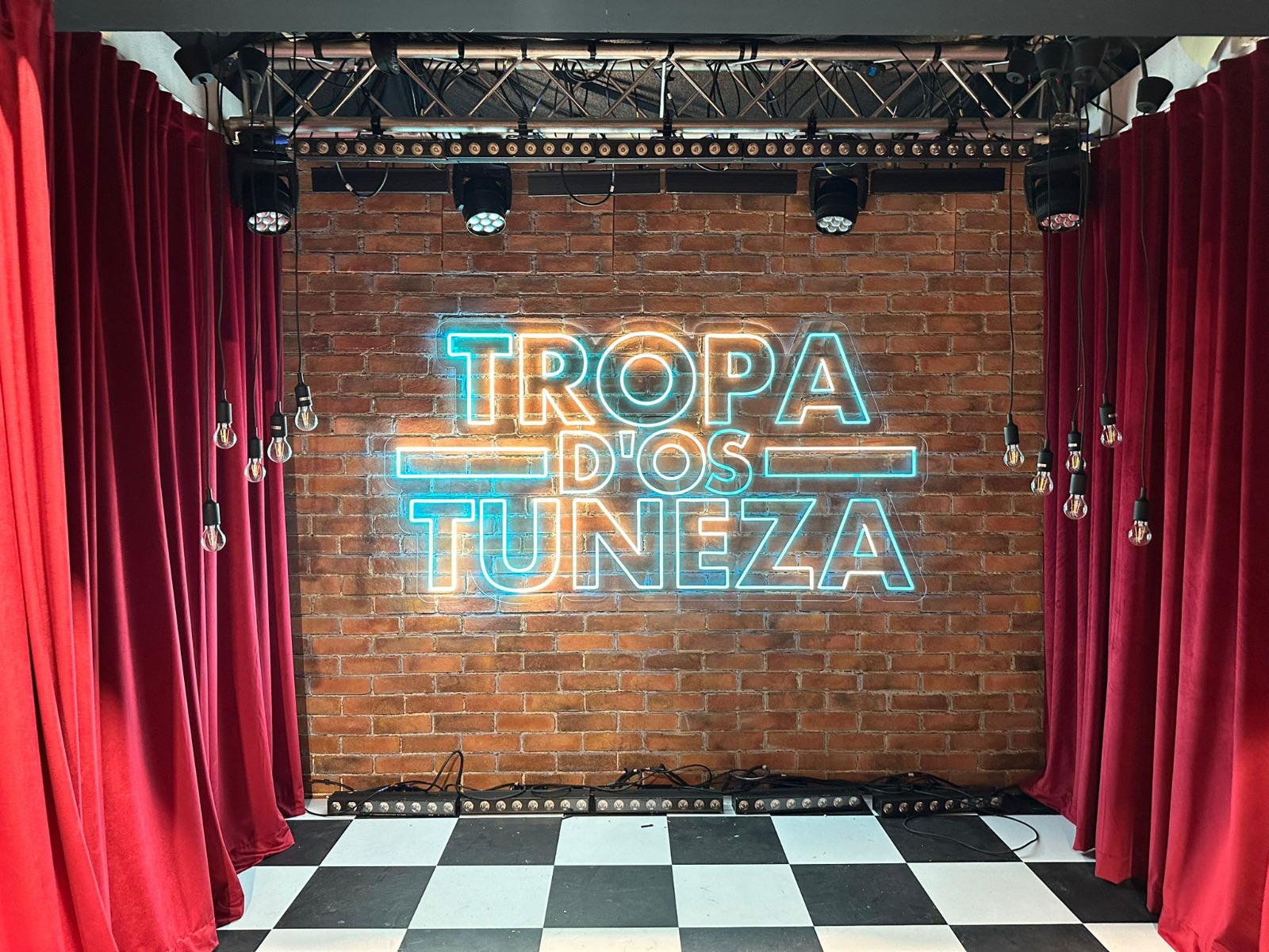 Letreiro neon LED iluminando um interior comercial moderno