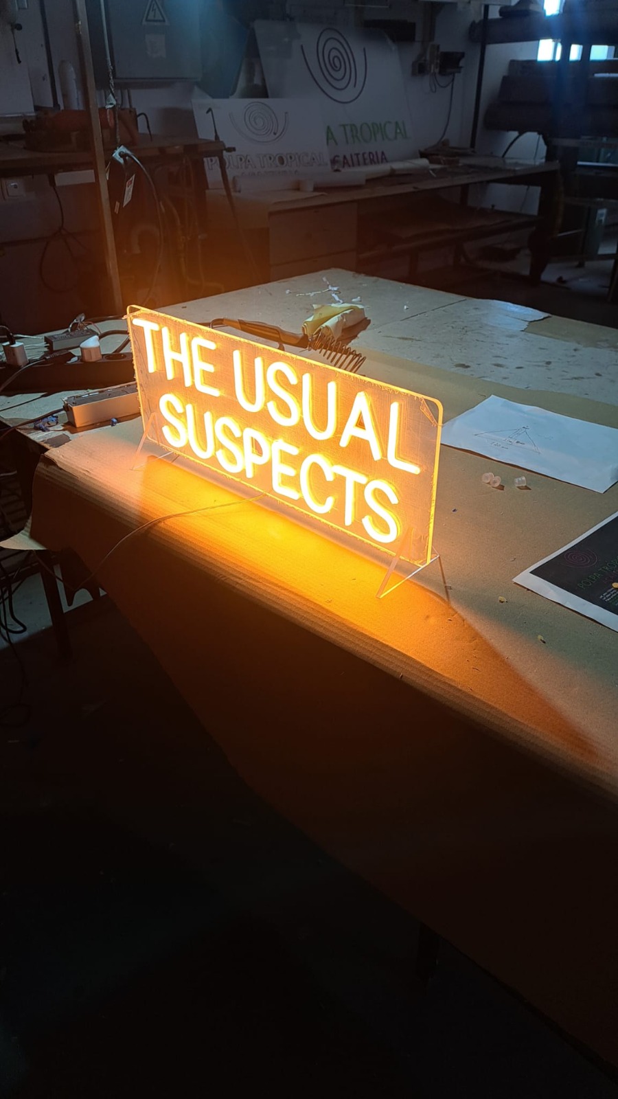 Frase personalizada em neon como prenda única e memorável